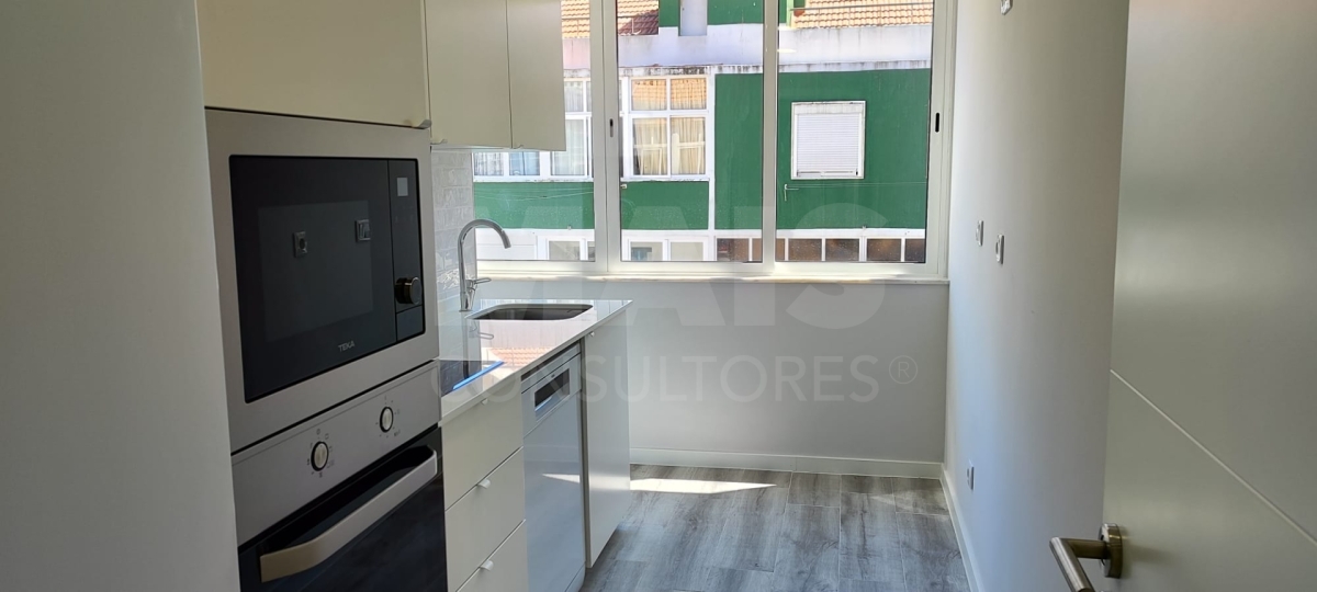 Furnished and renovated 2-bedr. apartment near Tagus River and train station