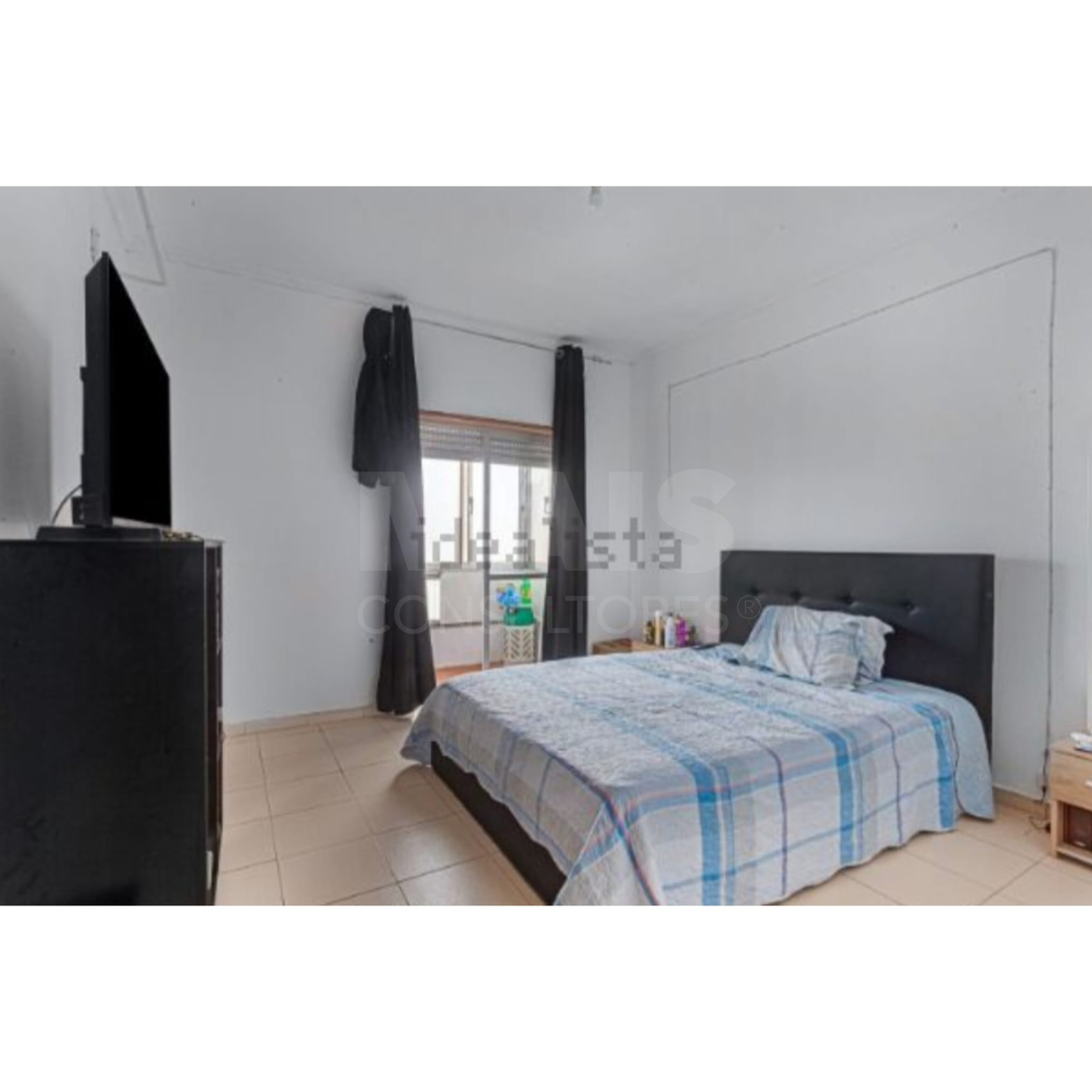3 bedroom apartment in laranjeiro with 2 balconies